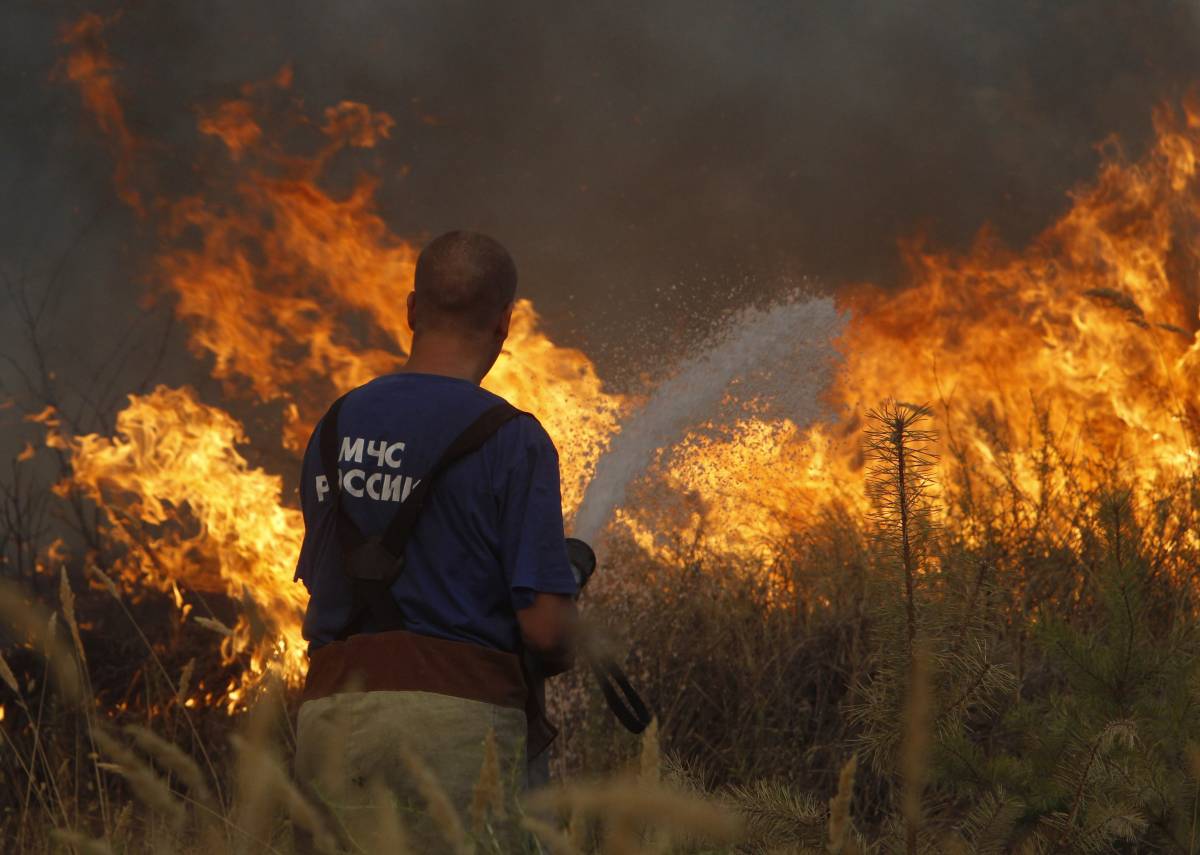 La Russia crucia, allarme: 
gli incendi si moltiplicano, 
base militare va in fiamme