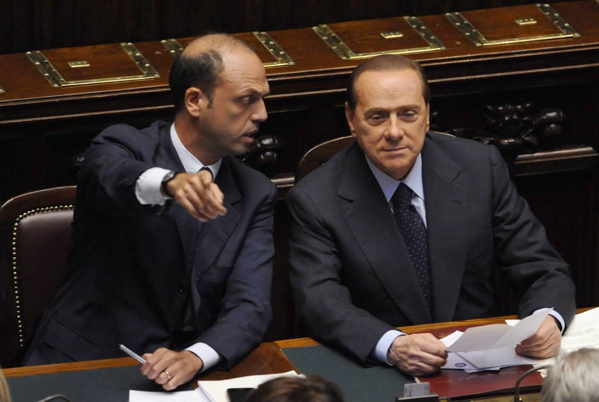 Fli-Pdl rissa sfiorata, sfiducia respinta 
Berlusconi: prepariamoci alle elezioni