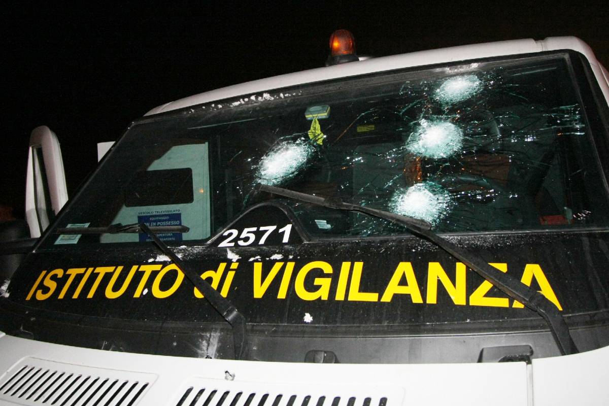 A16, assalto a portavalori 
Tir bloccano l'autostrada: 
bottino 2 milioni di euro