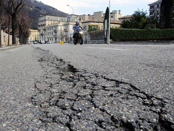 Nola, sprofonda strada: precipitate per 15 metri