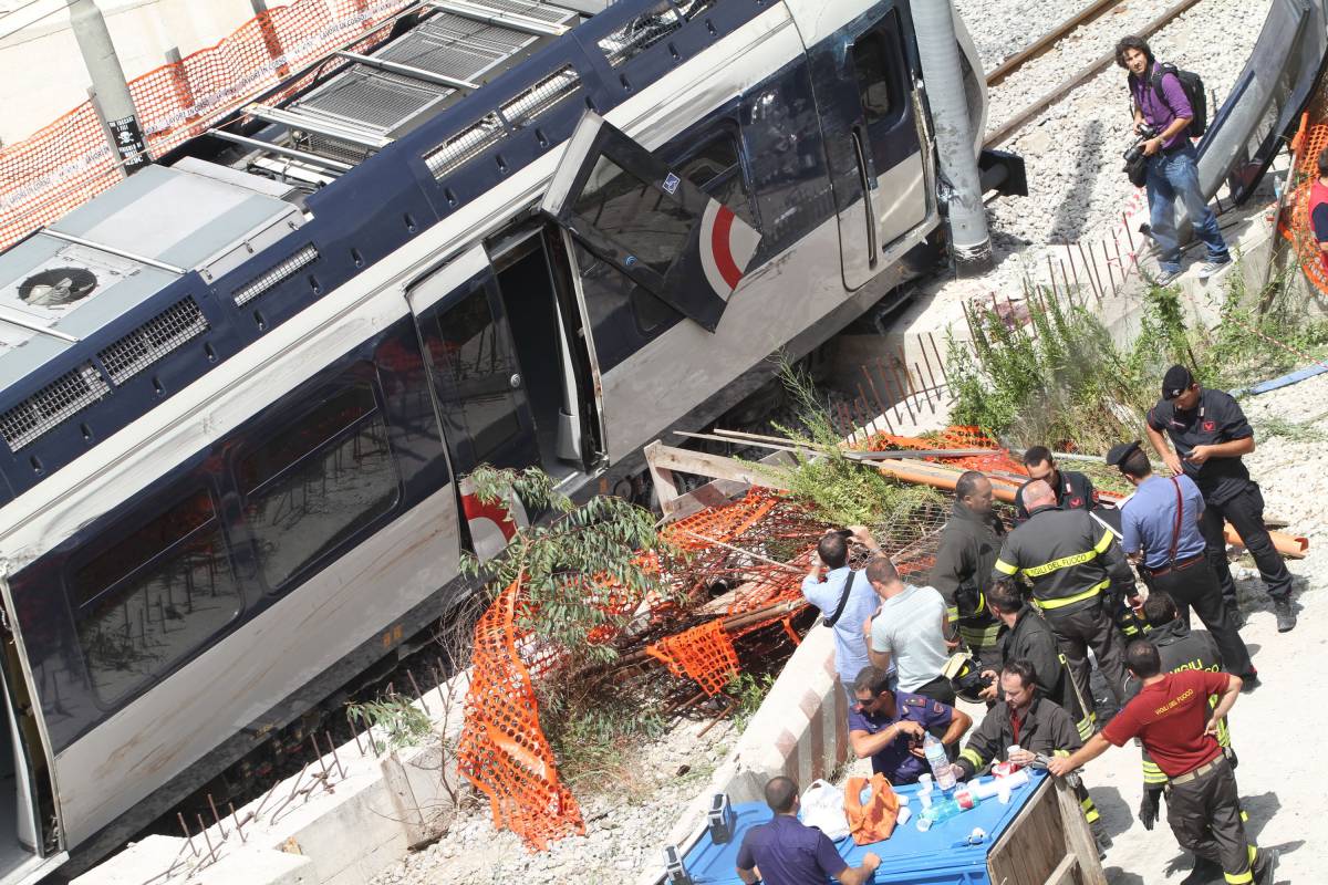 Napoli, treno deragliato: uno morto e 57 feriti 
Un testimone: "Il macchinista era al cellulare"