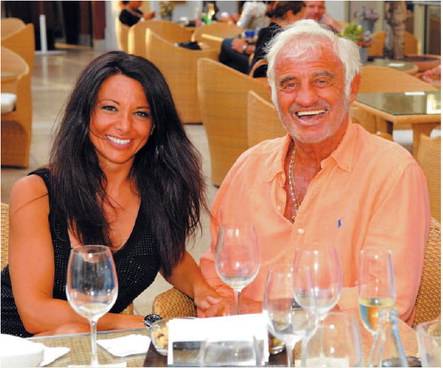 Accuse alla giovane amante 
ma Belmondo con lei è felice