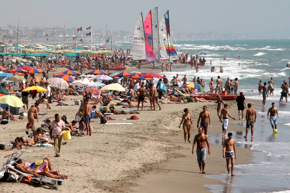 Ostia, baci sulla spiaggia: 
omosessuali allontanati 
E l'Arcigay chiede i danni