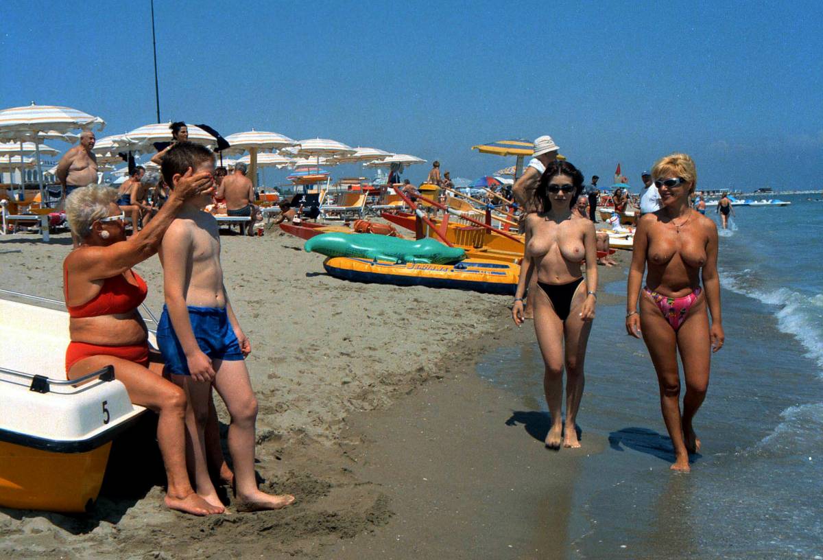 Ostia, "Turba i miei figli in spiaggia", una 26enne denunciata per topless