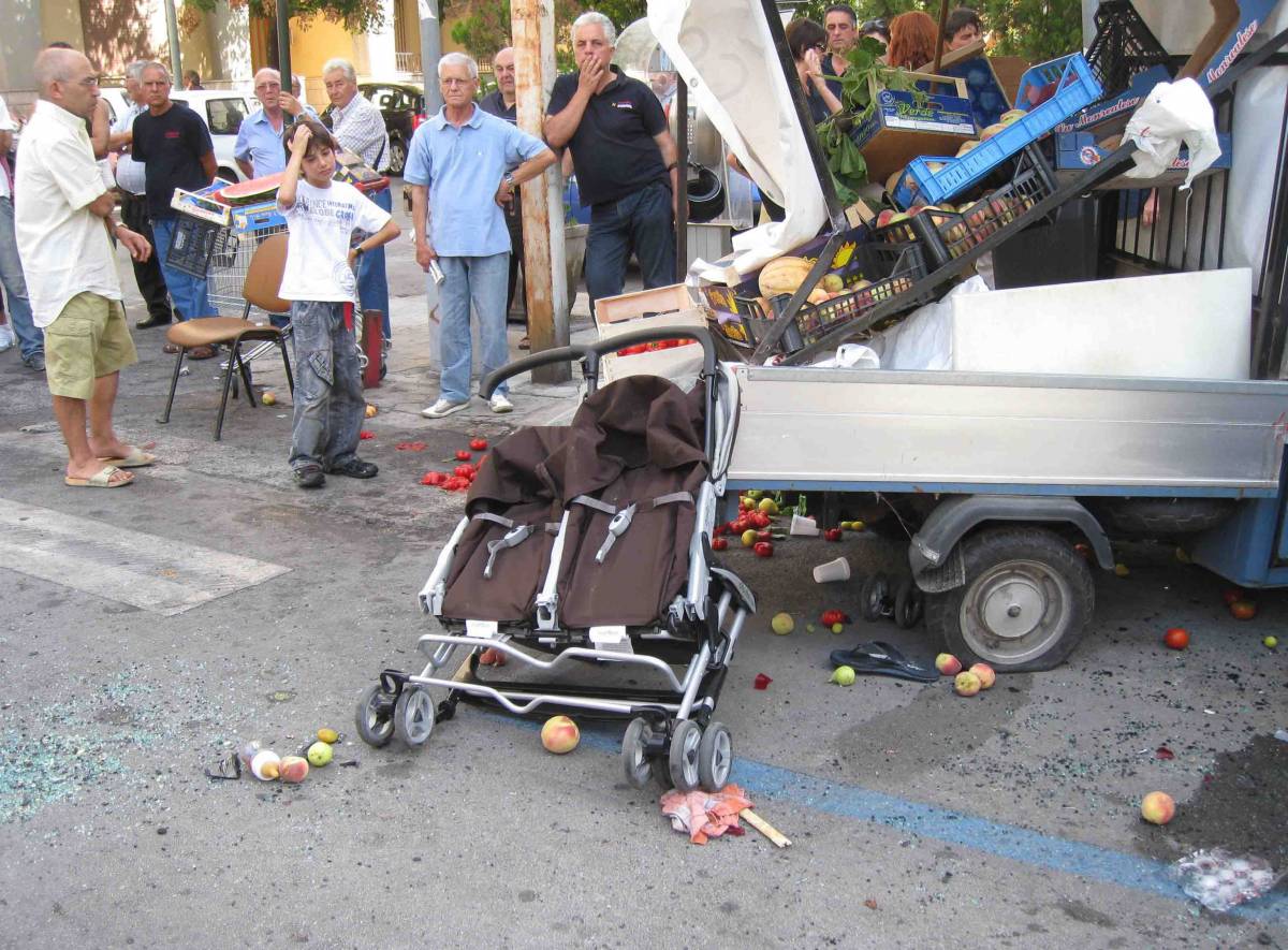 Palermo, auto travolge due bebè sul passeggino: 
la bimba muore durante l'operazione in ospedale