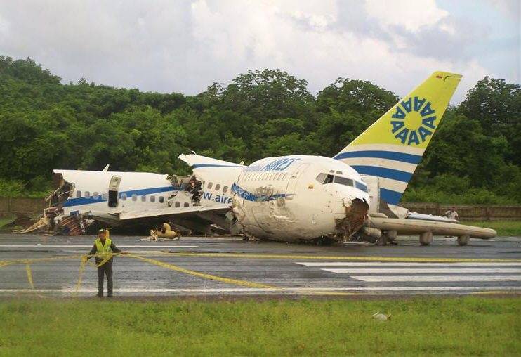 Colombia, incidente aereo 
Un fulmine lo trancia in 3: 
una vittima, oltre 30 feriti