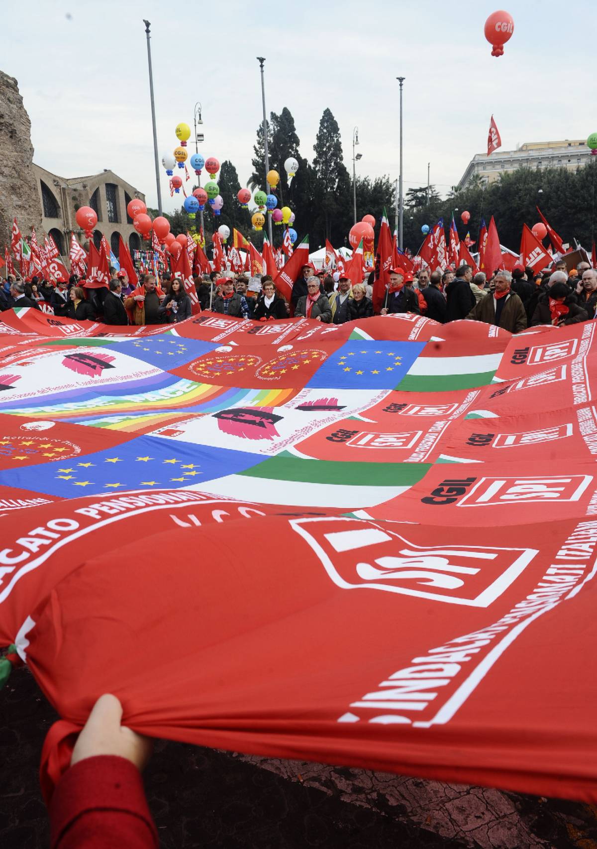 Gli operai sotto ricatto: 
per non perdere il posto 
ci vuole la tessera Cgil