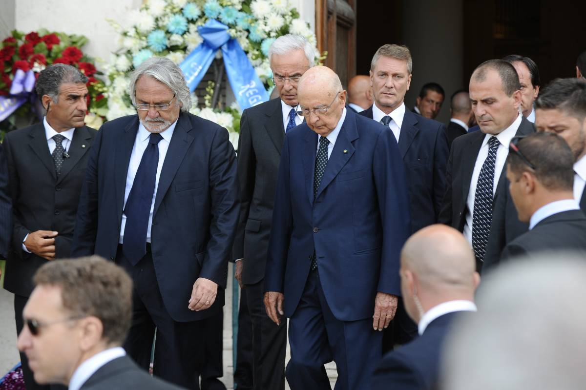 Ultimo addio a Cossiga, camera ardente chiusa 
Napolitano: un amico e un grande uomo di Stato