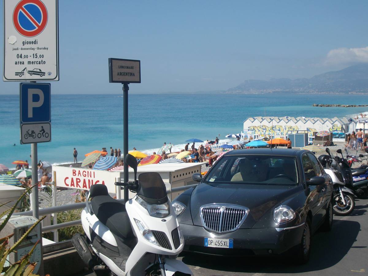 I Bertinotti in spiaggia a Bordighera 
L'auto blu pizzicata in divieto di sosta