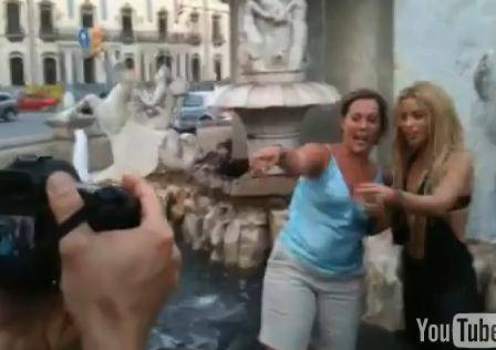 Barcellona, Shakira nella fontana 
E rischia una multa salata dal comune