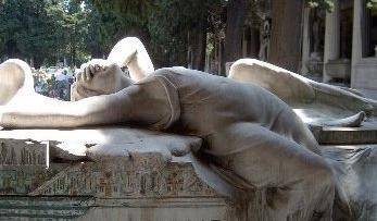 Al cimitero di Staglieno solo scale traballanti