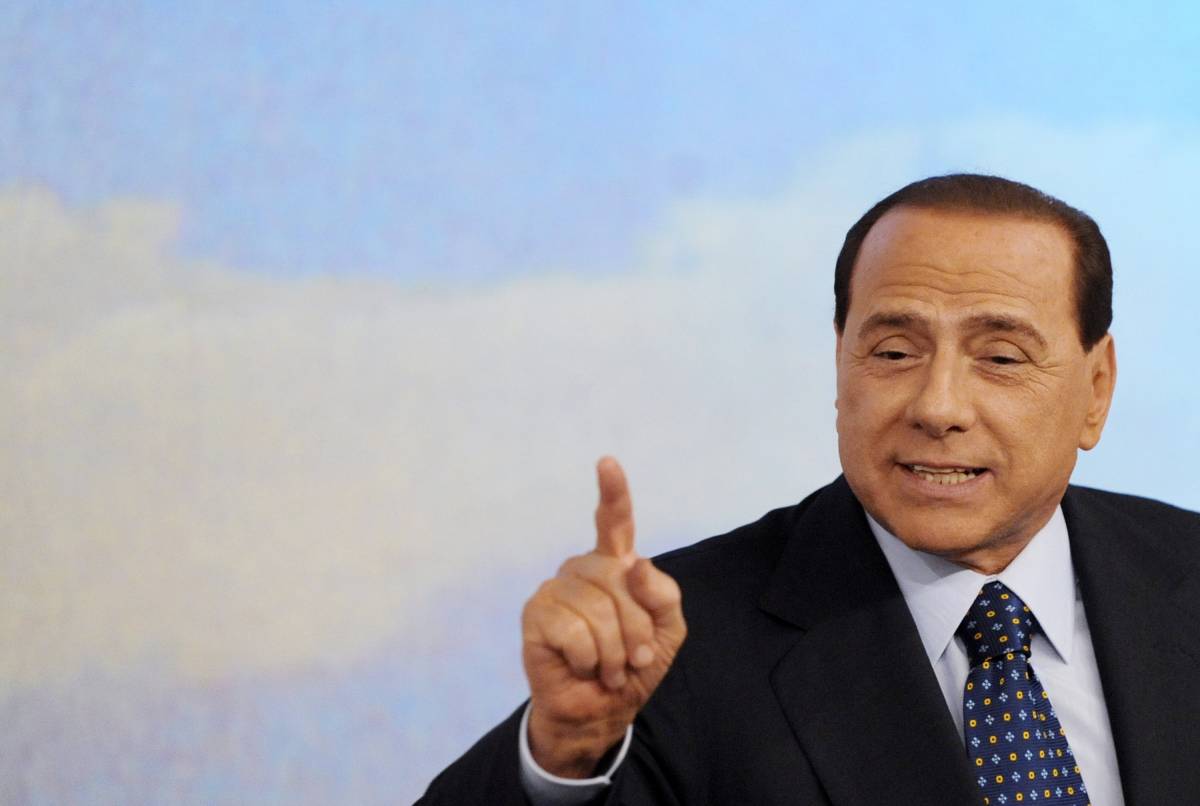 Berlusconi: "Estate di vecchia politica, basta" 
Bersani resuscita l'Ulivo: uniti contro il premier