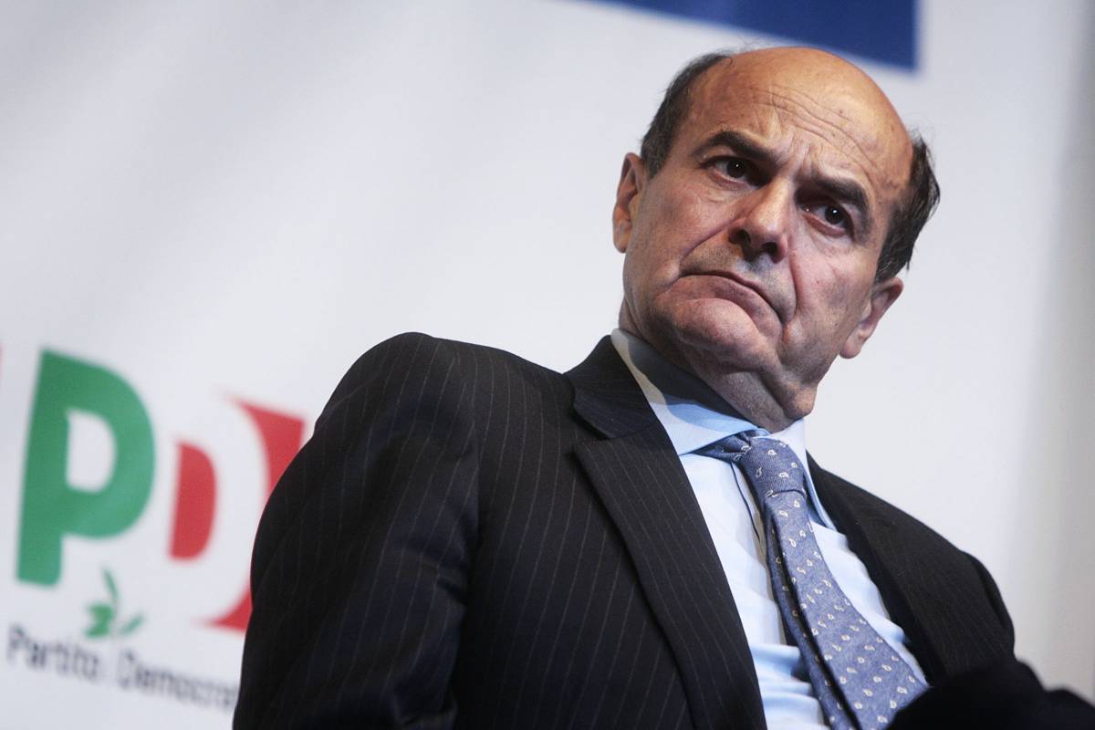Bersani: "Vorrei un'Italia senza Berlusconi" 
Pdl: "Il leader del Pd poteva restare sulla Luna"