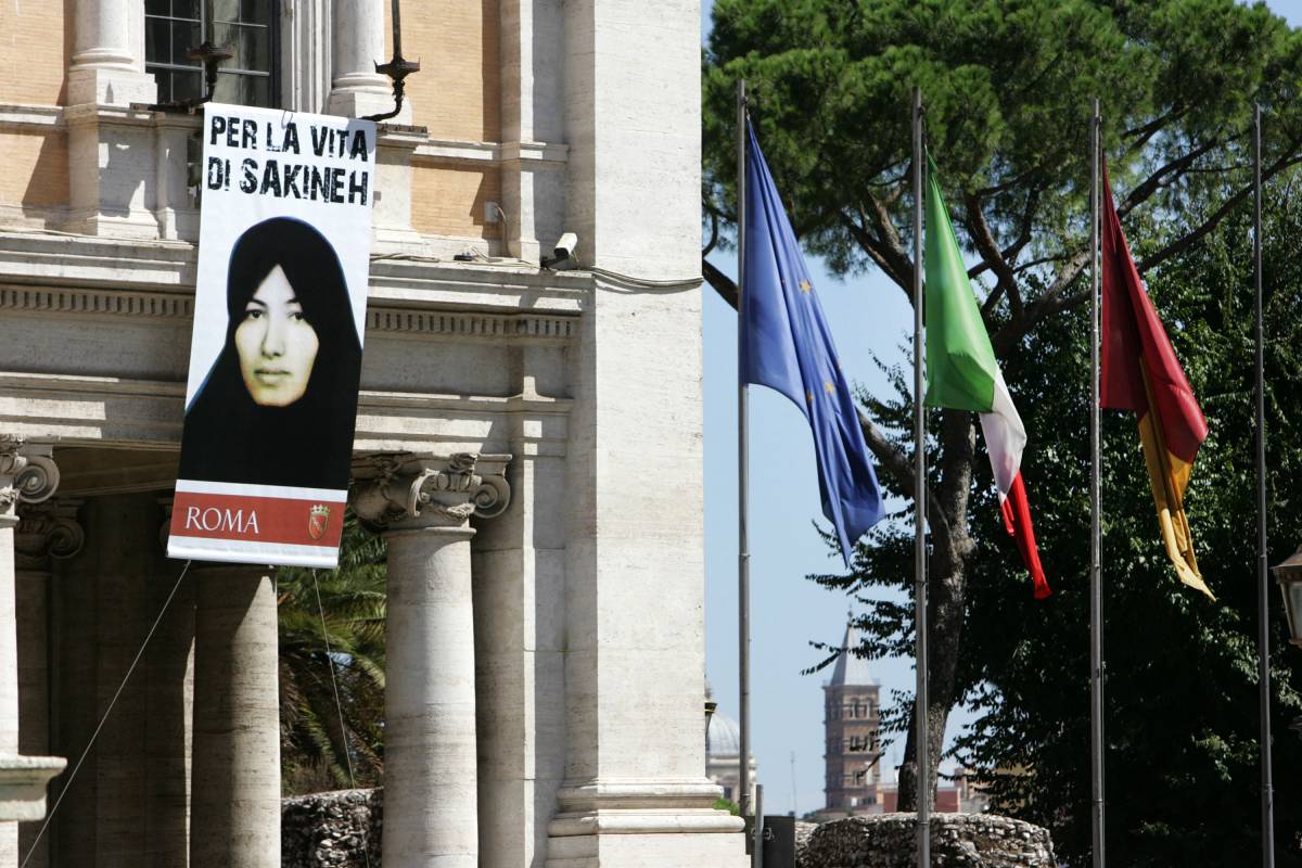 Anche l'Italia si mobilita 
per la salvezza di Sakineh 
Sit-in davanti ambasciata