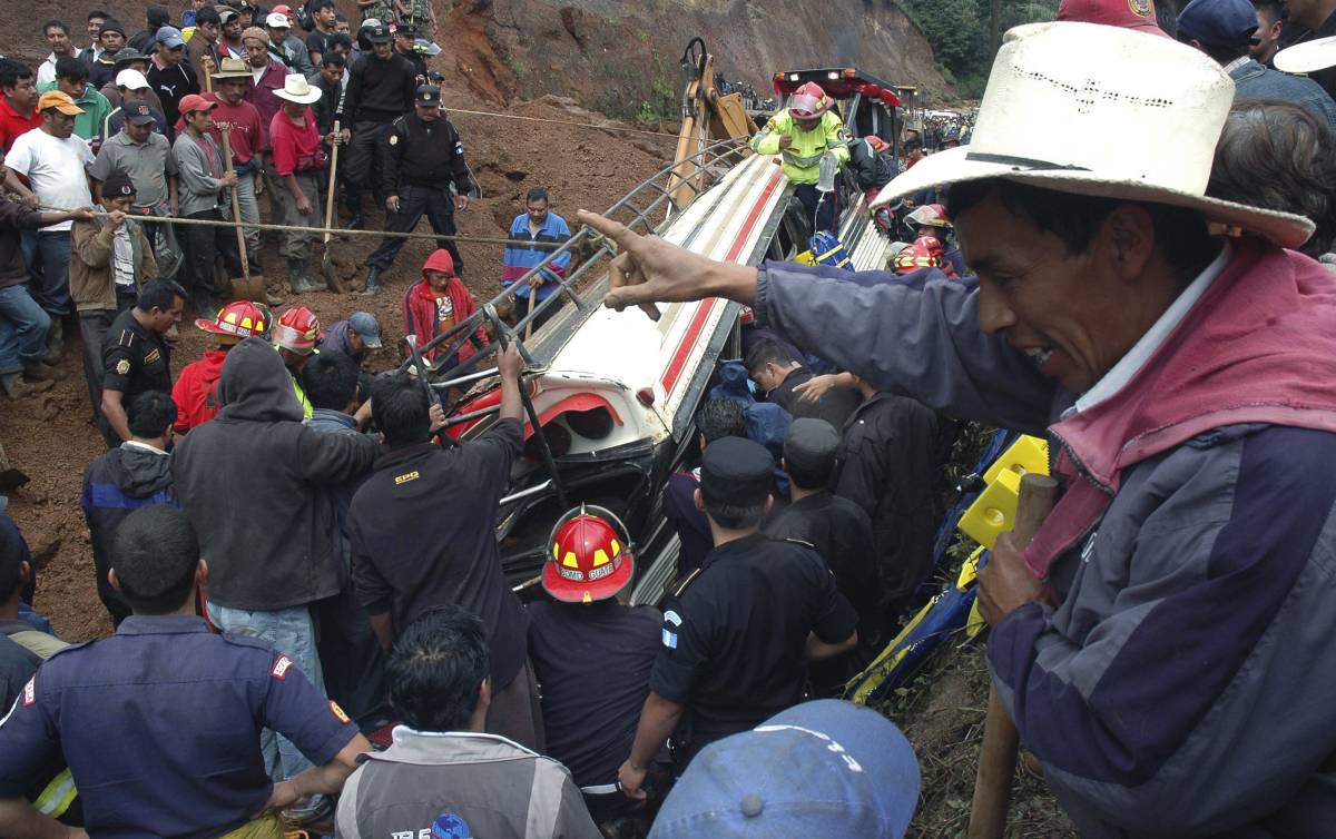 Guatemala: frana travolge 
auto e bus. Poi anche 
i soccorritori: 100 dispersi