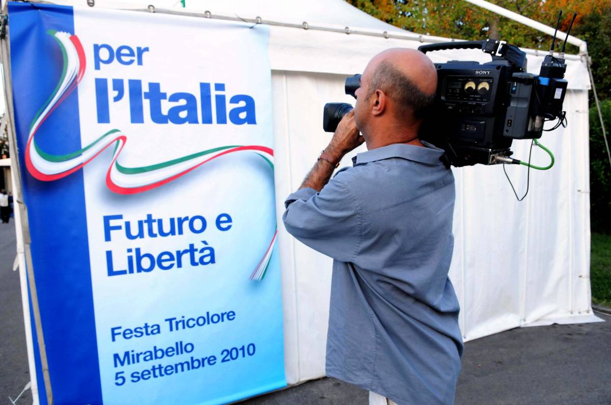 Cicchitto: rifletta sul suo ruolo, verifica in aula 
La Russa: il generale ha cambiato bandiera