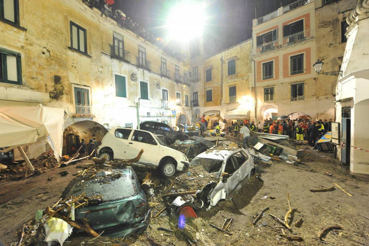 Atrani, esonda il torrente 
Onda di fango in piazza: 
dispersa la barista 25enne