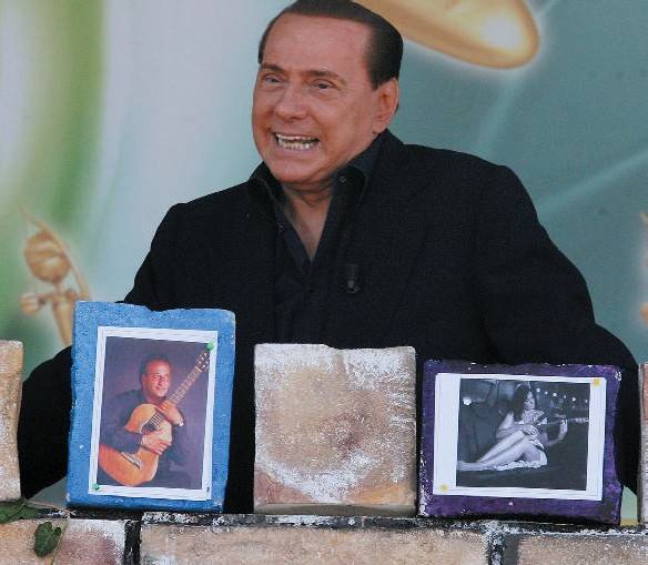 Berlusconi blinda tutto: voto tra 3 anni 
Segnali di pace, la trattativa coi finiani