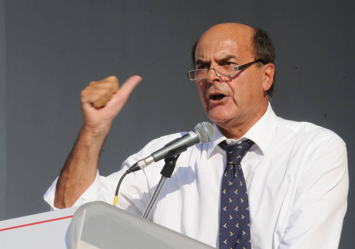 Bersani: "Pd in pantofole? Abbiamo gli scarponi" 
Poi rilancia: "Serve un governo di transizione"