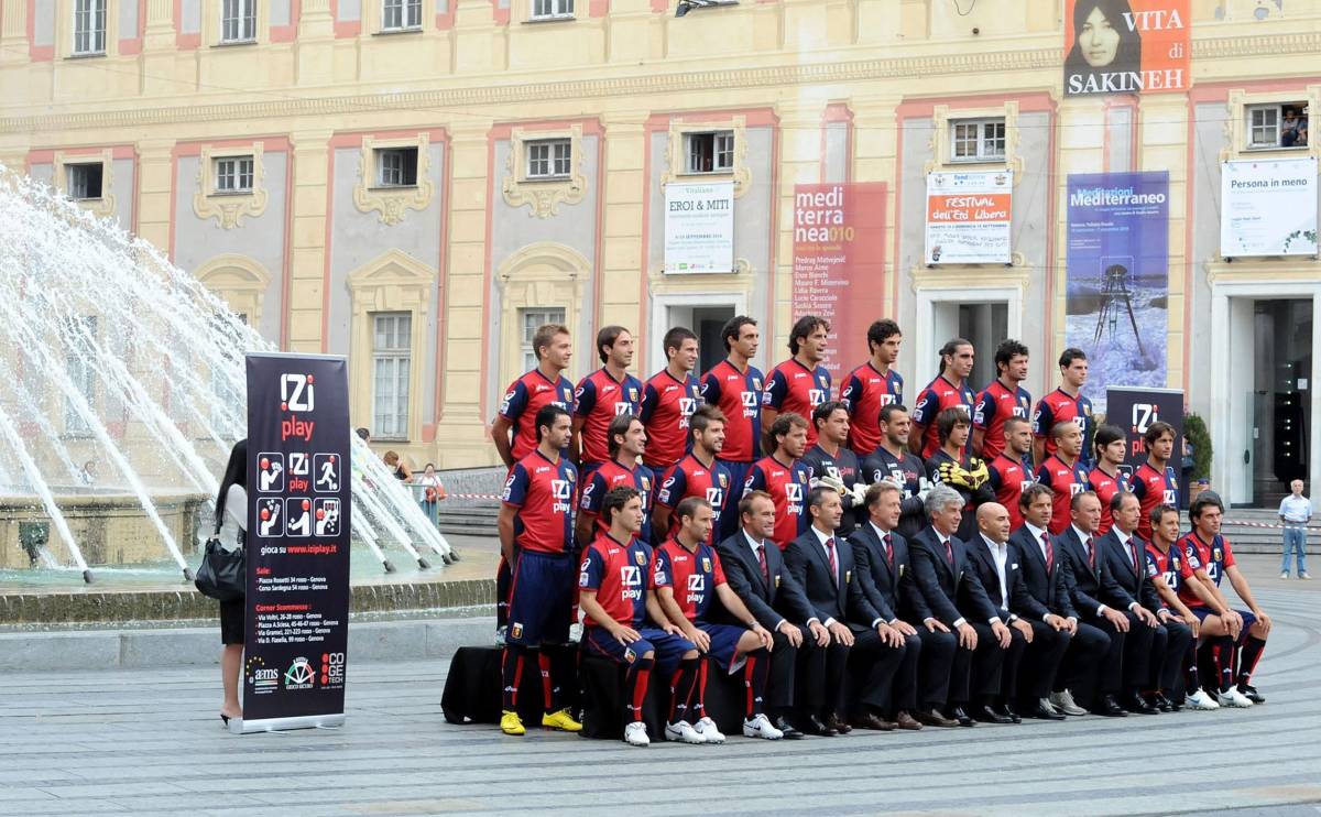 Lo staff del Genoa  si mette in posa davanti alla fontana