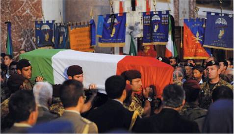 Folla ai funerali del tenente Romani