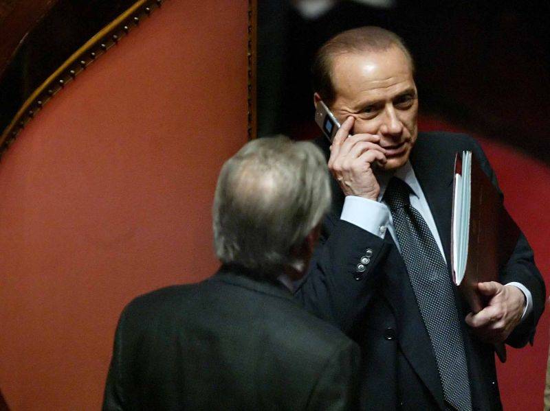 Premier: "Non c'è alternativa a nostro esecutivo" 
Bossi amaro: "Su Fini non si può più contare"