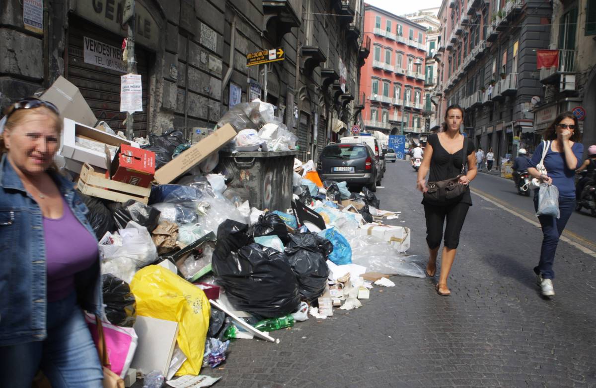 Rifiuti, proteste e sassaiola a Terzigno: due feriti 