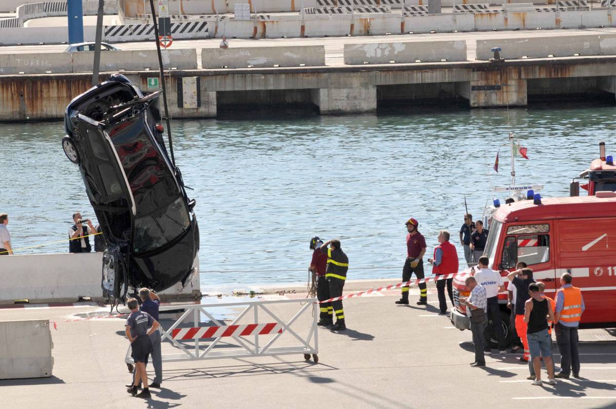 Genova, auto cade in mare dal traghetto: 2 morti