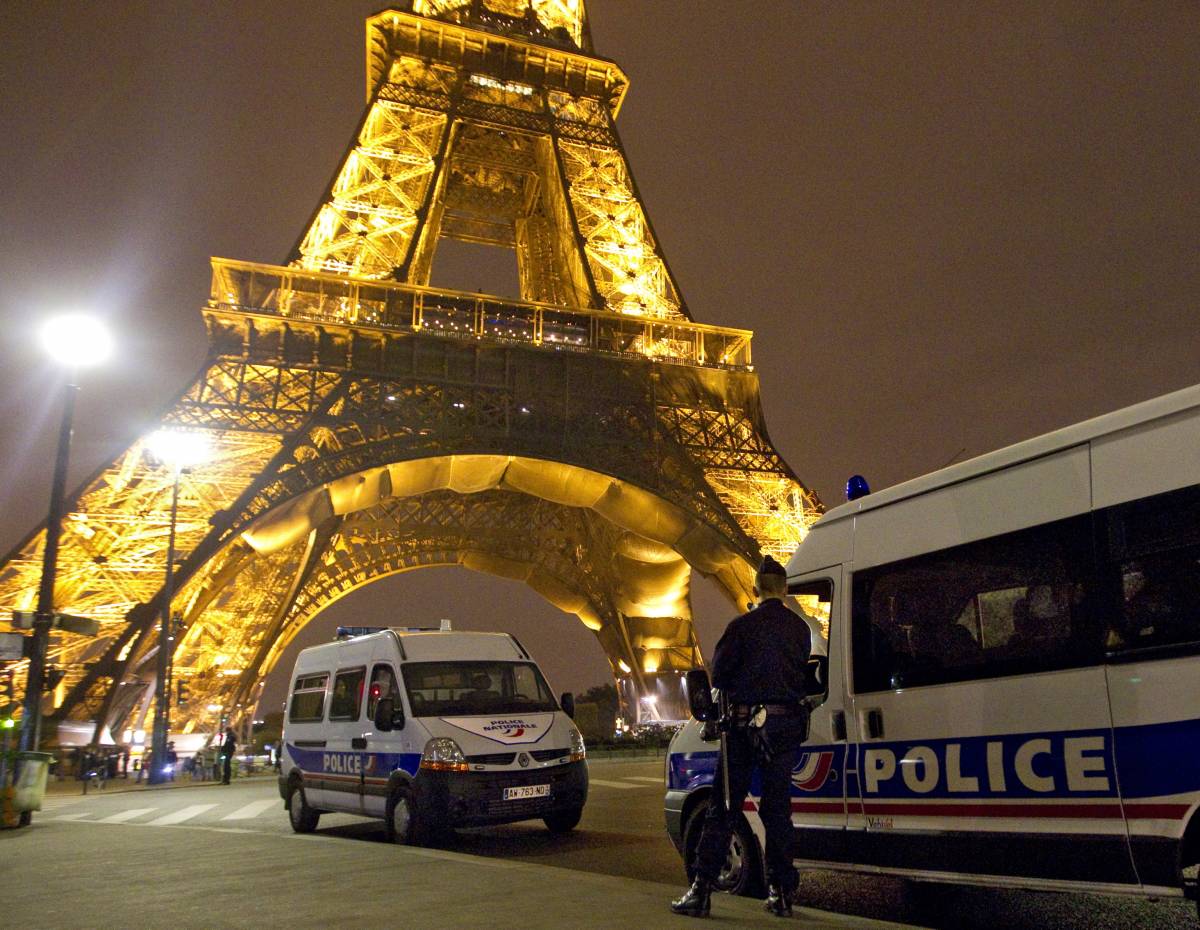 Parigi, allerta attentati 
Falso allarme bomba 
Evacuata la Torre Eiffel