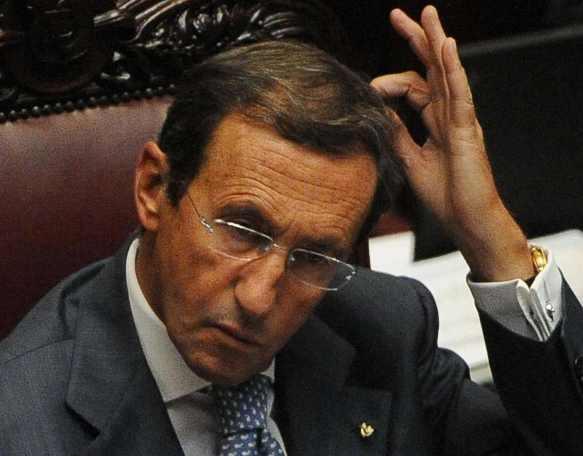 Fli vota la fiducia, ma Fini lancia il nuovo partito 
Di Pietro: "Democrazia stuprata". Il Pdl se ne va