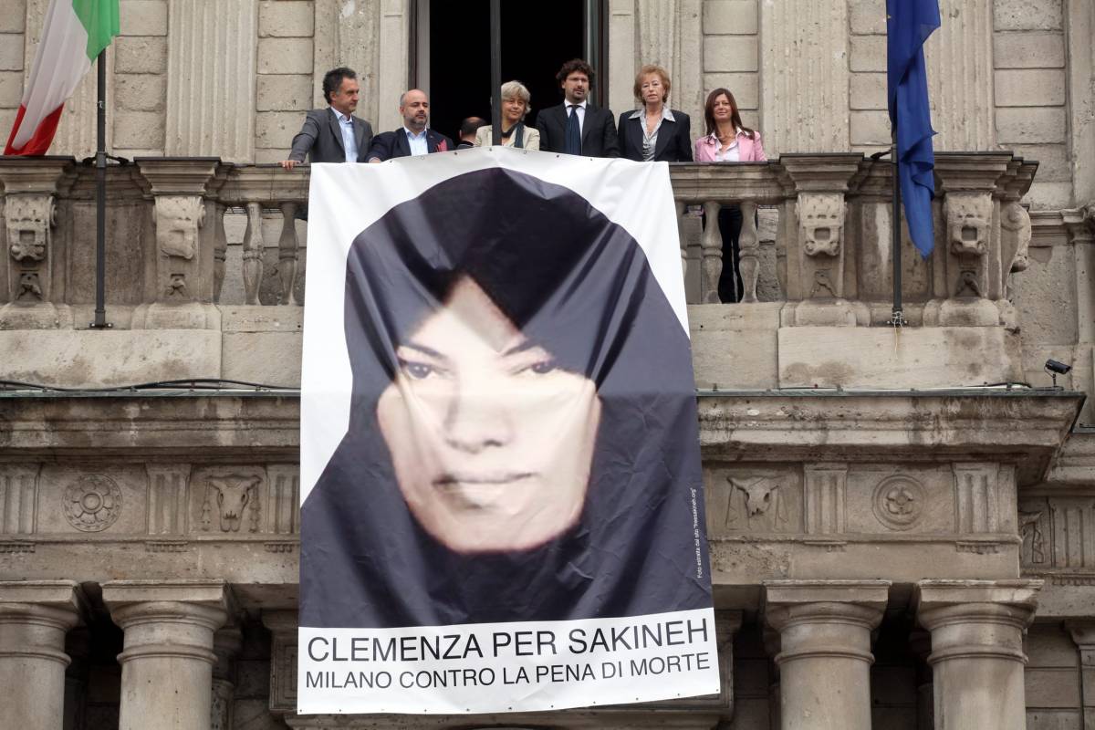 "Clemenza per Sakineh", maxi-striscione 
sulla facciata di Palazzo marino