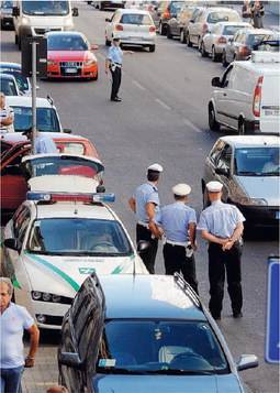 Scatta l’ultimo coprifuoco 
Ora il Comune frena: 
"Stop alle ordinanze"