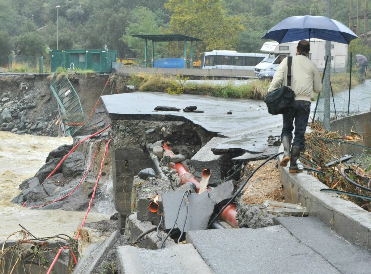 Alla prima pioggia la Liguria annega sotto fango e detriti