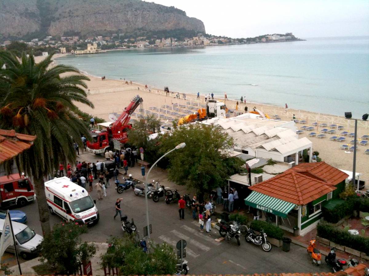 Sicilia, tragedia in strada: 
tir senza freni contro bar 
Morta una donna, 4 feriti