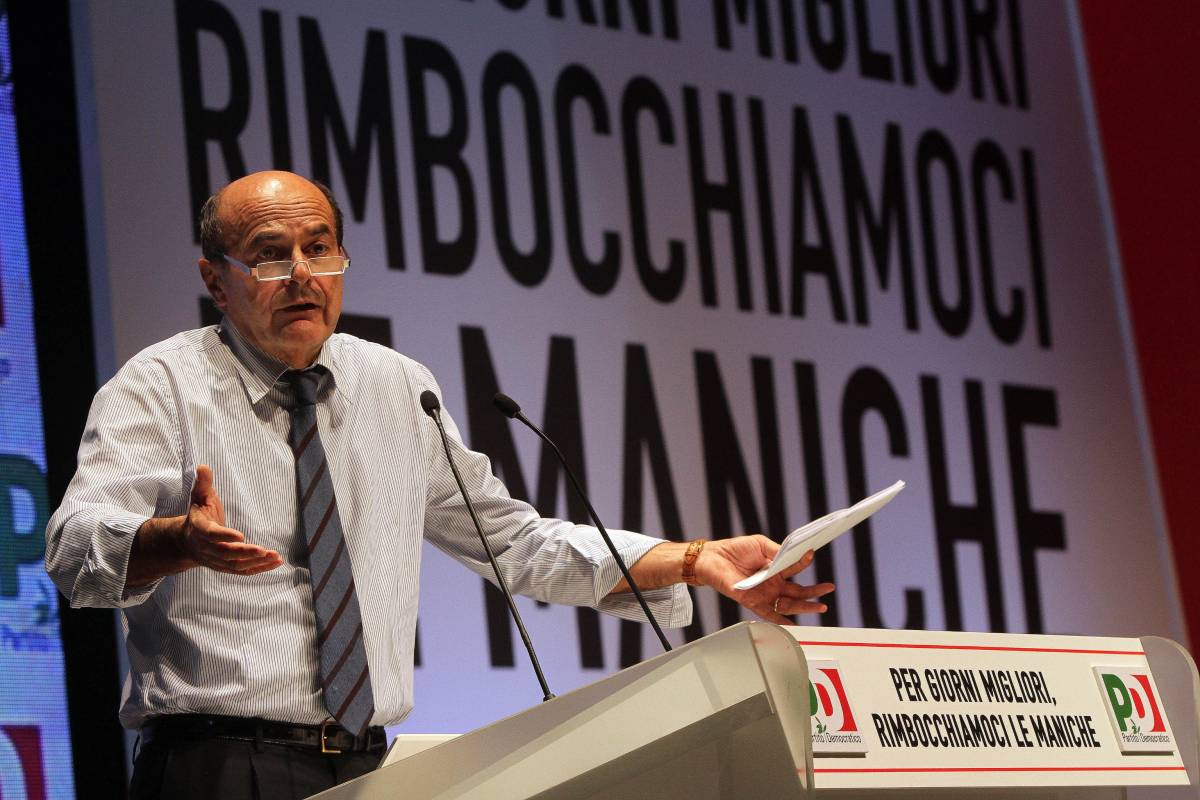 Bersani insiste: "Serve governo di transizione" E accusa: "Bossi e Berlusconi han tradito l'Italia"