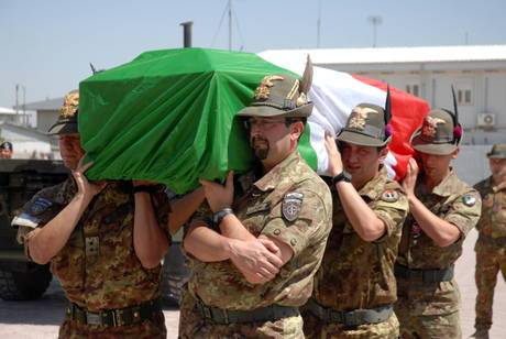 Afghanistan, 4 alpini uccisi nell'agguato talebano 
Il caporale su internet: "Meglio morire in piedi"