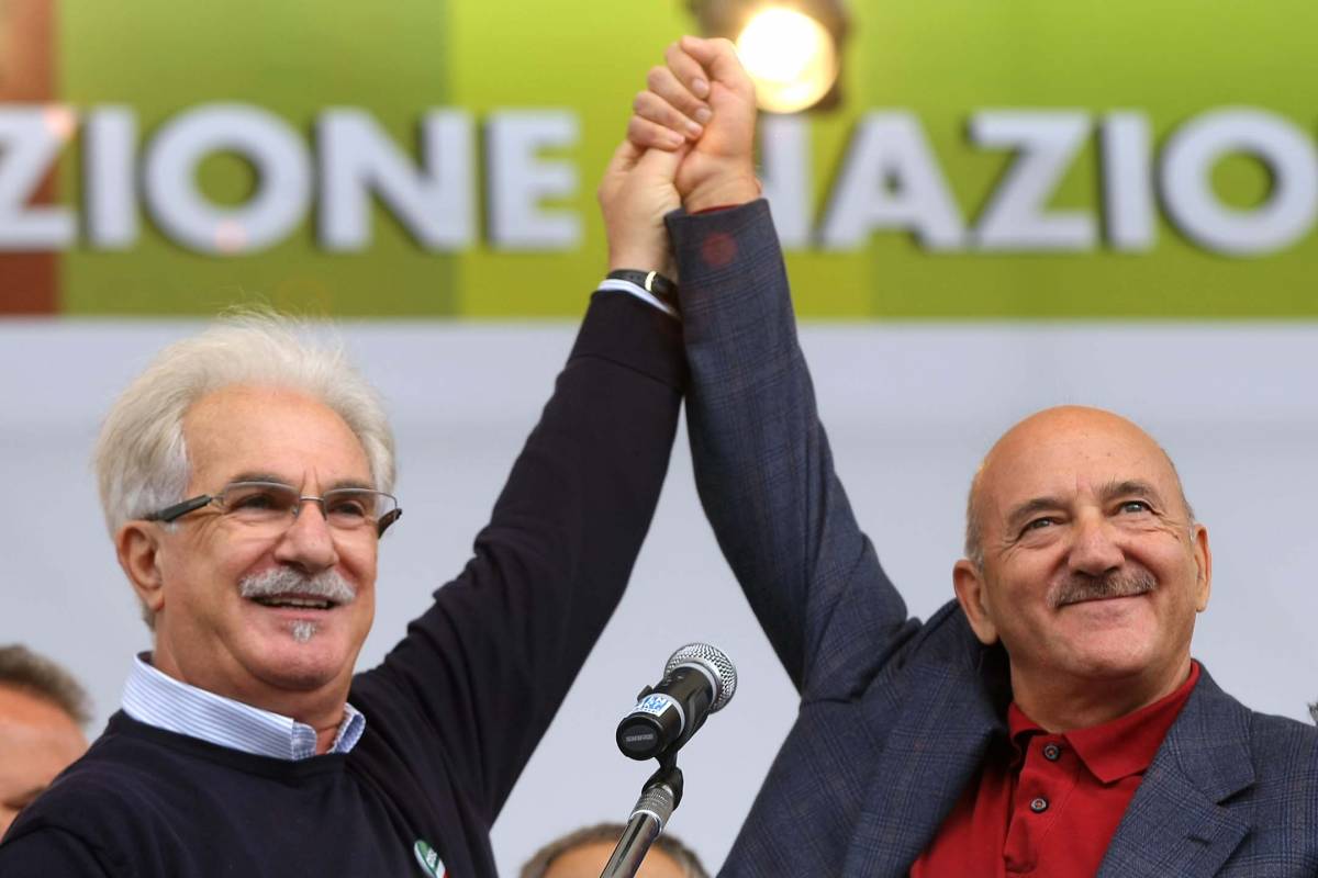Adesso i vampiri del Pd sfilano contro le tasse 
E Bersani insiste: "Serve governo di transizione"