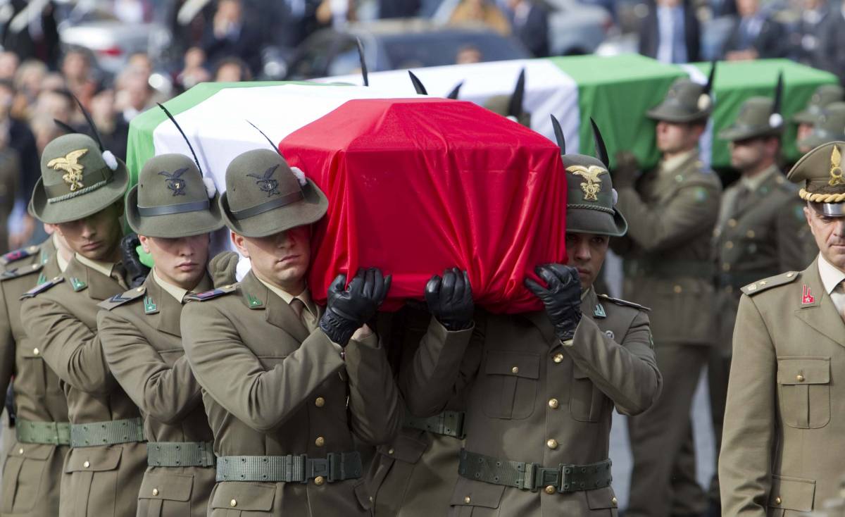 I funerali degli alpini caduti  
Frattini: ritiro dall'estate 2011