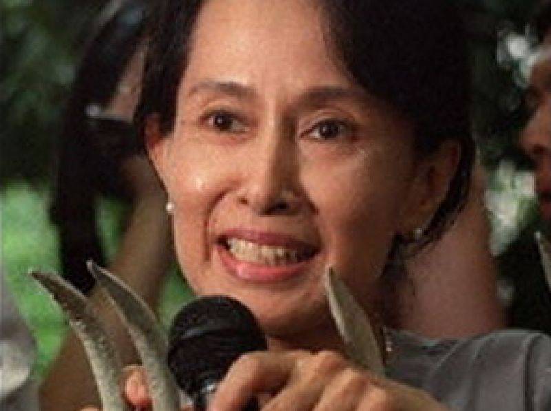 Aung San Suu Kyi rinuncia al voto