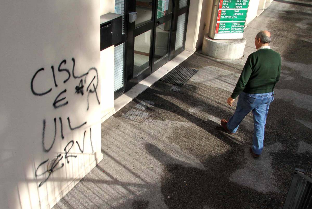 Cisl, insulti sulla facciata 
Uova contro sede di Terni 
Bonanni: "Da squadracce"