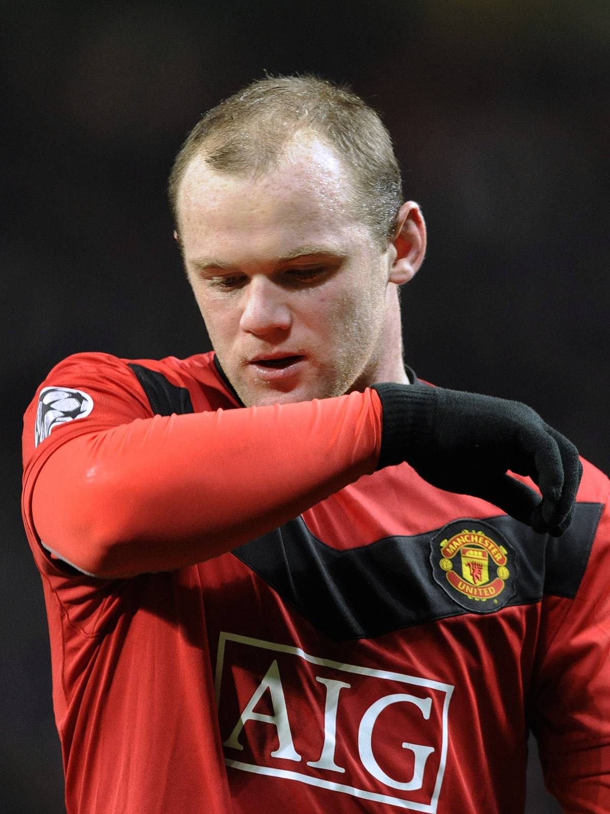 Paura per Rooney: minacce dai tifosi 
Poi la firma: "Resto qui fino al 2015"