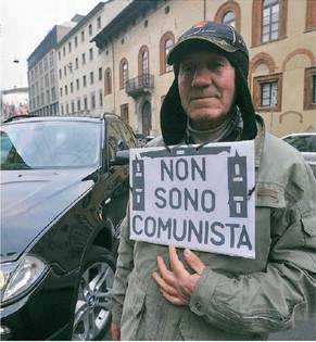 Mendicante "non comunista" 
La gente lo prende per matto