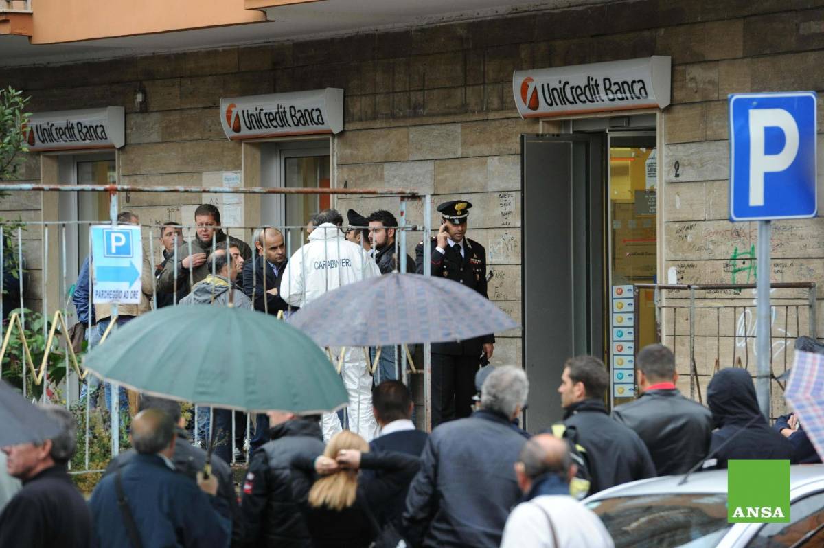 Casoria, assalto in banca
 
In 5 armati di kalashnikov
 
Morta una guardia giurata