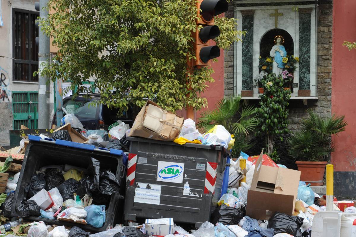 Vomero, addio a campane e cassonetti dei rifiuti: arrivano 5 bidoncini per  la raccolta porta a porta