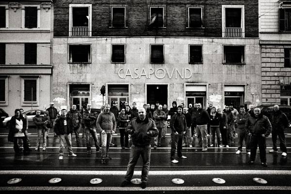 Il romanzo "nero" su CasaPound fa boom in libreria