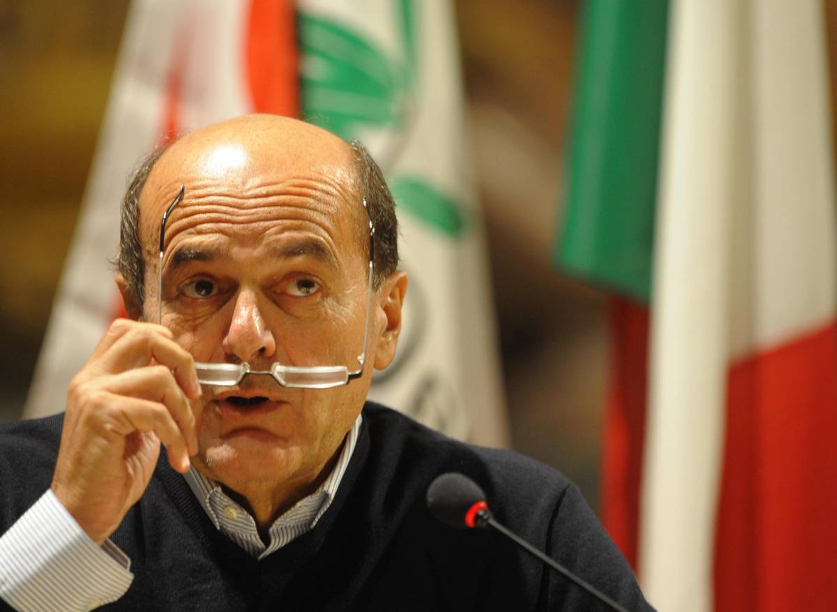 Bersani: "A casa il premier con le sue singolari abitudini". Il Pdl: "Riprende il lancio di fango"
