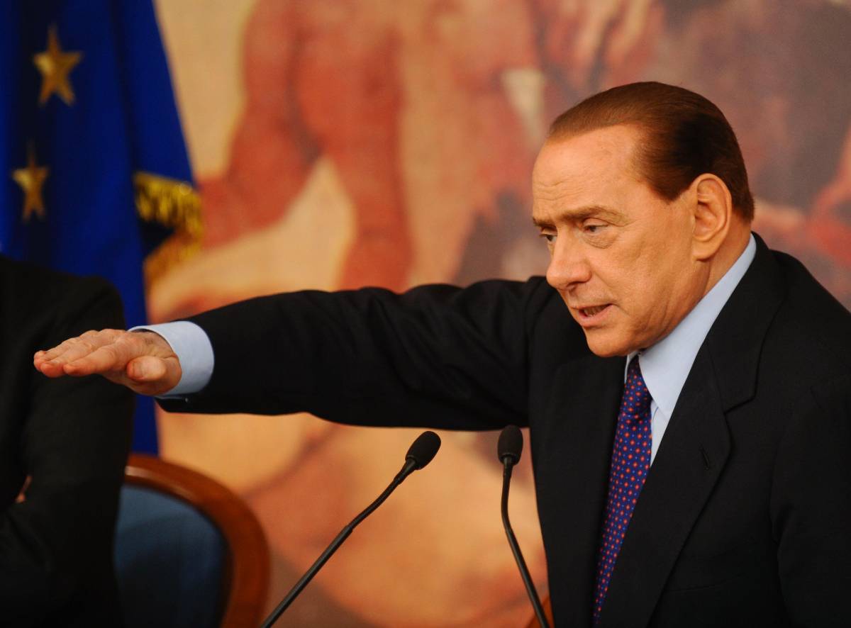 Berlusconi avverte: "Governo tecnico 
sarebbe rovesciamento democrazia"