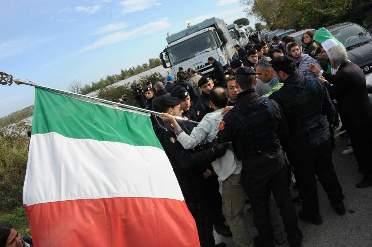 Rifiuti, ancora tensioni: due feriti a Giugliano