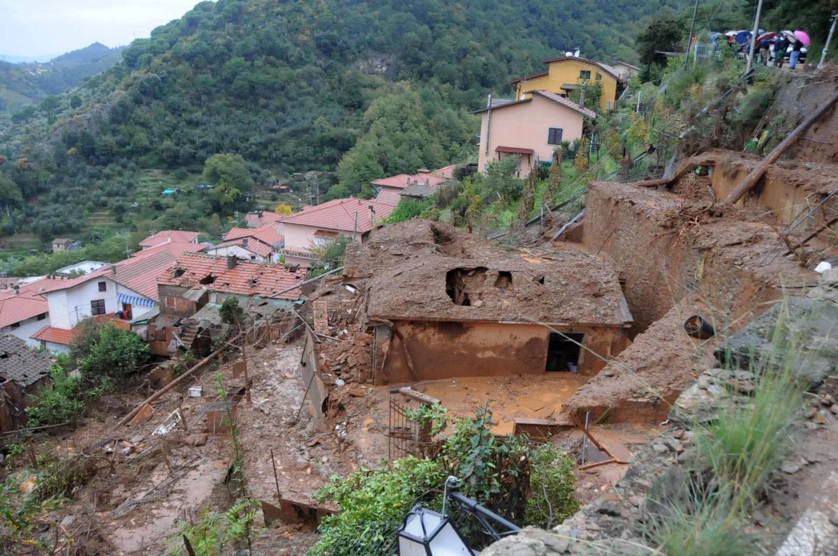 Massa, tre le vittime 
seppellite da una frana 
Imperia, deraglia treno