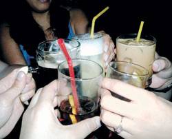 Lancet: "L'alcol è peggio dell'eroina"
